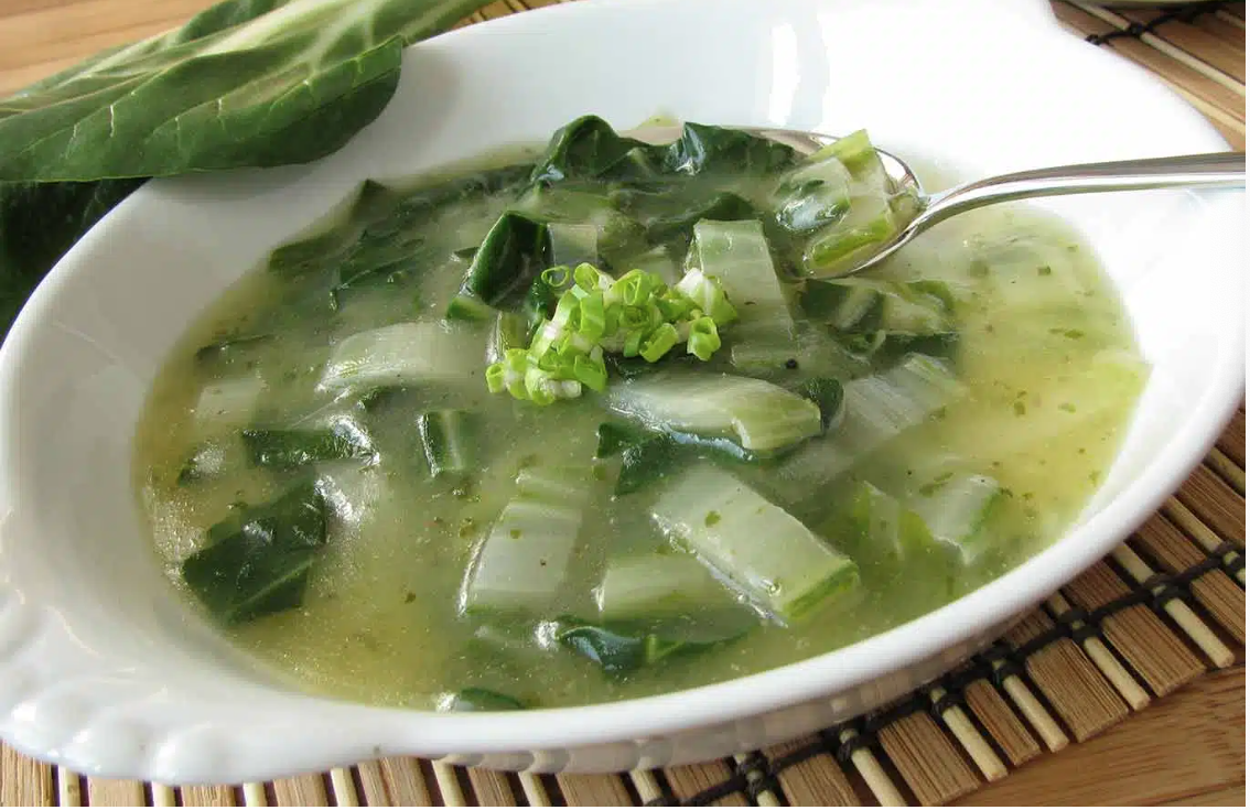 Sopa de acelgas con hebras de pollo.